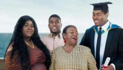 Grâce à la combinaison de la photographie et de l'IA, Oge Onwuachu a pu se voir à la remise des diplômes de son fils en 2025