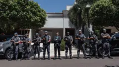 Gakiya no meio de oito policiais militares em frente à casa onde vive, em Presidente Prudente (SP).