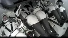 Quatro astronautas sentados em nave