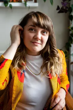 Amanda Mustard olhando para a câmera