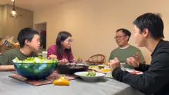A família Lin jantando em casa