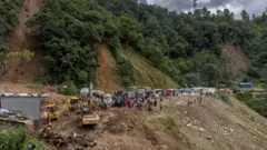 झ्याप्लेखोला क्षेत्रमा पहिरोका कारण पृथ्वी राजमार्ग अवरुद्ध भएको छ 