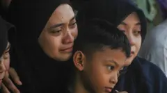 أرملة زولمي أديتيا إسكندر، الجندي الإندونيسي في قوات حفظ السلام التابعة للأمم المتحدة، تبكي خلال جنازته في مقبرة سيكوترا بمدينة باندونغ، في 5 أبريل/نيسان الماضي. وكان زولمي واحداً من ثلاثة جنود إندونيسيين قُتلوا أثناء خدمتهم ضمن قوة الأمم المتحدة المؤقتة في لبنان "اليونيفيل".
