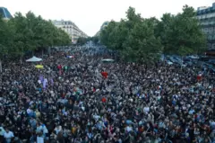 Miles de personas en las calles de París