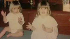 Foto de Nikita Dallison e Mellissa Arkwright em 1994, sorrindo e aplaudindo