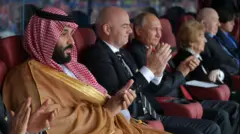 ولي العهد السعودي الأمير محمد بن سلمان ورئيس الاتحاد الدولي لكرة القدم جياني إنفانتينو