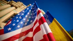 Прапори США і України