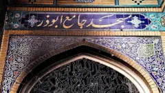 İran'da tahrip edilmiş bir cami girişi yakından görülüyor