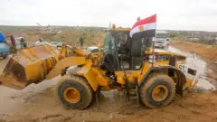 Yardım ve inşaat malzemeleri taşıyan tırlar ve iş makineleri Kerem Ebu Salem sınır kapısından Gazze'ye girdi (21 Şubat 2025)