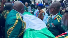 Lokacin da Sojoji ke sauko da gawar daga mota