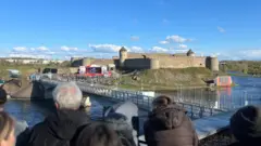 Нарвитяны смотрят концерт в честь дня Победы в Ивангороде