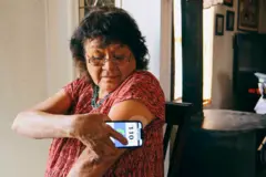 女性がインスリンレベルをテストします。