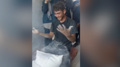 Qəzzalı ailə un tapmağın sevincini yaşayır