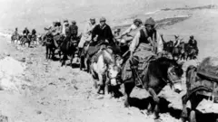 O Dalai Lama e seus seguidores a caminho do exílio na Índia, em 1959