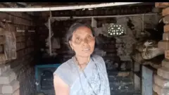 हसनाळमधील पावसानं अनेकांचे संसार उघड्यावर पडले आहेत.
