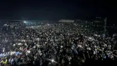 د بي بي سي اردو څانګې رپوټ کې د ځايي چارواکو له قوله ویل شوي، له لسو تر ۱۲ زرو پورې کسان په یوه لاریون کې راولاکوټ سیمې ته څلور کیلومتره نژدې رسېدلي دي.