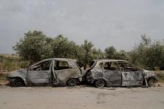 Carros incendiados no vilarejo de al-Mughayyir, na Cisjordânia