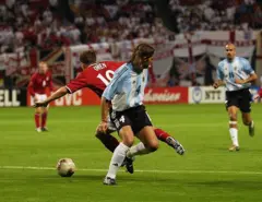 O inglês Michael Owen sofre falta cometida pelo argentino Mauricio Pochettino durante a partida do Grupo F, válida pela fase de grupos da Copa do Mundo, disputada no Sapporo Dome, em Sapporo, Japão, em 7 de junho de 2002. A Inglaterra venceu o jogo por 1 a 0.