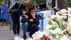 Uplakani roditelji ispred beogradske škole Vladislav Ribnikar, 4. maj 2023.