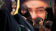 تصویری از مجتبی خامنه‌ای پشت تعدادی از زنان