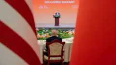 美国总统唐纳德·特朗普于2026年5月14日在中国北京人民大会堂出席国宴，坐在一旁，当时中国国家主席习近平正在发言。