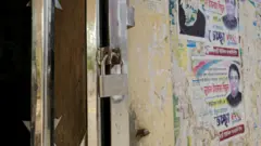 একটি বাড়ির দরজায় তালা ঝুলছে। 