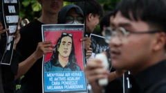 Sejumlah aktivis membentangkan poster saat Aksi Kamisan ke-902 di Surabaya, Jawa Timur, Kamis (02/04).