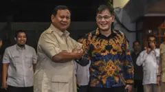 Ketua Umum Partai Gerindra Prabowo Subianto (kiri) bersama Politikus PDIP Budiman Sudjatmiko (kanan) memberikan keterangan pers usai menggelar pertemuan di Kertanegara, Jakarta Selatan, Selasa (18/07).