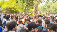 दिल्ली के जंतर मंतर पर बड़ी संख्या में युवा मौजूद हैं