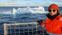 Jennifer Freer sorri para a foto a bordo do navio