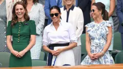 As princesas britânicas Kate Middleton e Meghan Markle, ao lado da irmã de Kate, Pippa Middleton, riem em meio ao público do torneio de tênis de Wimbledon