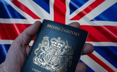 Eeyan kan di iwe irinna ilẹ Gẹẹsi mu lori aṣia ilẹ Gẹẹsi.