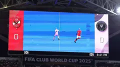 Telão mostrando lance de impedimento