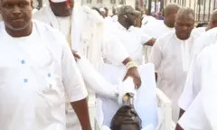 Aworan Ooni ti ilu ile ife bo o se n da ọti si ori Ọshọọsi