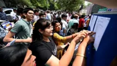 ਨਤੀਜਾ ਦੇਖ ਰਹੇ ਵਿਦਿਆਰਥੀ