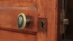 Una imagen cercana del pomo de una puerta