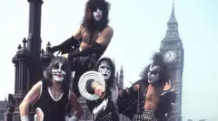 Integrantes do Kiss com rostos pintados e Big Ben ao fundo