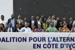 Tidjane Thiam (1ère rangée, 2e à droite), président du Parti démocratique de Côte d'Ivoire - Rassemblement démocratique ivoirien (PDCI), l'ancienne Première dame de Côte d'Ivoire Simone Ehivet Gbagbo (1ère rangée, au centre), le président du Mouvement des générations capables (MGC) Charles Ble Goude (1ère rangée, à gauche), le président du Congrès pour la justice et l'égalité des peuples (COJEP) Daniele Boni-Claverie (1er rang, à droite), assistent au lancement de la coalition pour une alternance pacifique en Côte d'Ivoire au siège du PDCI à Abidjan, le 10 mars 2025.
