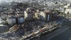 Hatay, Kahramanmaraş merkezli iki depremin ardından en çok etkilenen şehirlerden biri oldu. 1 milyon 700 bin nüfusa sahip kentte en çok hasar, merkez ilçe Antakya'da oluştu. Kentteki hasar, Asi Nehri'nin kenarındaki Atatürk Meydanı'nda havadan görüntülendi. Enkaz çalışmaları halen sürürken köylerden çadır talebi geldi.