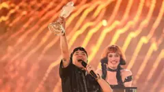 Певец JJ с наградой на сцене