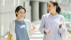 Dua orang bercakap-cakap