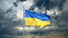 Прапор України на тлі темного неба