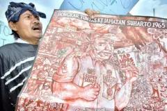 Pembunuhan massal dan perlakuan kekerasan terhadap orang-orang yang dituduh komunis setelah 1 Oktober 1965 dikategorikan sebagai pelanggaran HAM berat oleh Komnas HAM. (Foto: Unjuk rasa menuntut mantan Presiden Suharto agar diadili terkait pelanggaran HAM berat di masa Orba, 28 September 2005, di depan Istana Merdeka, Jakarta).