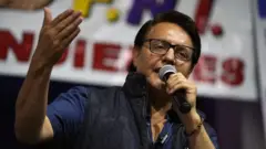 Fernando Villavicencio yishwe mu myiyamamazo, i Quito. 