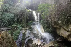 Aworan omi to n ṣan latori apata wa si isala 'Arinta waterfalls'
