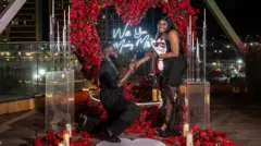 Olulufẹ meji lori orule ile kan niluu Eko