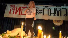 นักกิจกรรมและประชาชนบางส่วนร่วมไว้อาลัย บุ้ง-เนติพร ที่หน้าศาลอาญา ถ.รัชดา เมื่อ 14 พ.ค. 