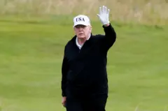 tramp, tramp u škotskoj, tramp igra golf u škotskoj