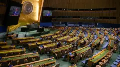 ألقى رئيس وزراء اليابان، شيغيرو إيشيبا، كلمةً أمام الدورة الثمانين للجمعية العامة للأمم المتحدة في 23 سبتمبر/أيلول 2025 في مدينة نيويورك.