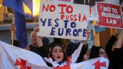 تصویر معترضانی که پرچم گرجستان و شعار نه به روسیه آری به اروپا در دست دارند